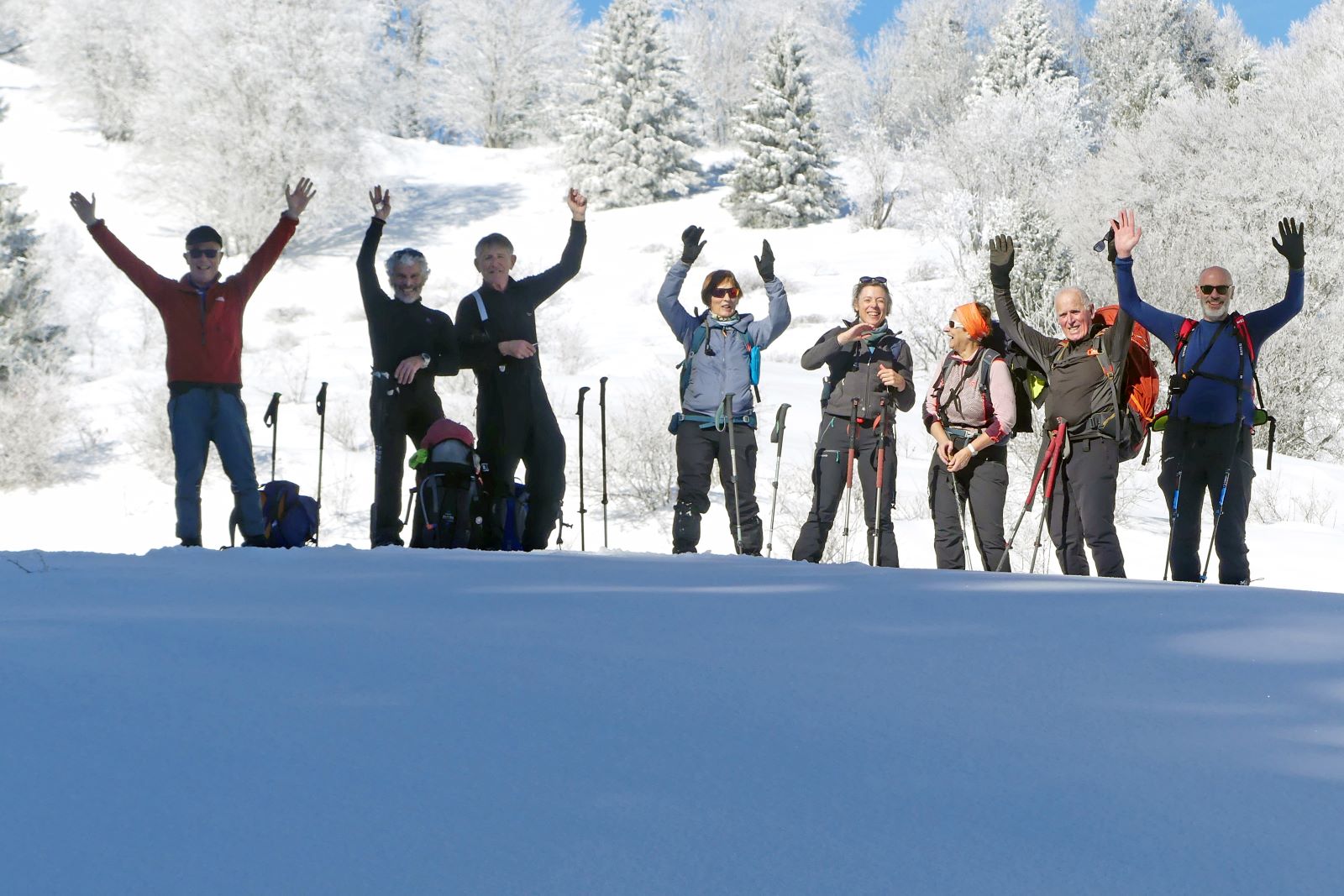 Raquette en Bauges- Club Alpin Ouest Lyonnais-pause au pied du creux de Lachat