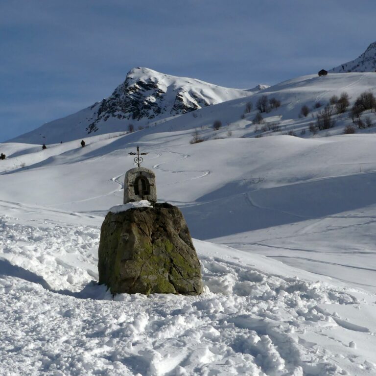 Raquettes en Beaufortain-oratoire devant la pointe du Dzonfié-Février 2026-Club Alpin Ouest Lyonnais