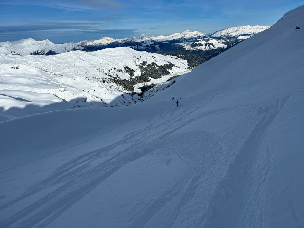 En direction du refuge de Presset. A droite le lac de Roselend