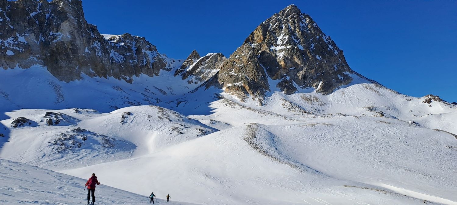 Ski de Randonnée-debutants-vers-la-pointe-de-Terre-rouge-Thabor-Club Alpin Ouest Lyonnais