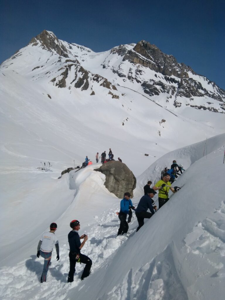 CAF Ouest Lyonnais - Ski de randonnée en Vanoise- Exercice de pelletage sous la Grande casse