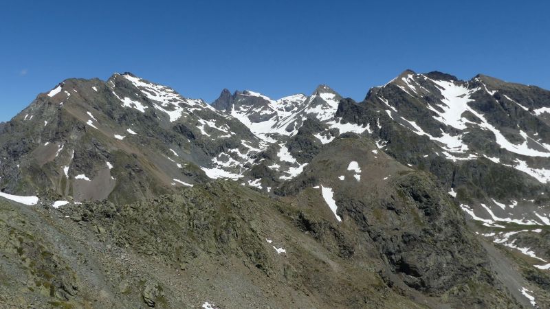Randonnée pédestre - Belledonne-Panorama au sommet du Grand Colon-de G à D Grande Lauzière, Grand Pic et Croix de Belledone, Grand Domenon, pointe Noire et Grande Lance d'Allemont-Club alpin Ouest Lyonnais-Juin 2026
