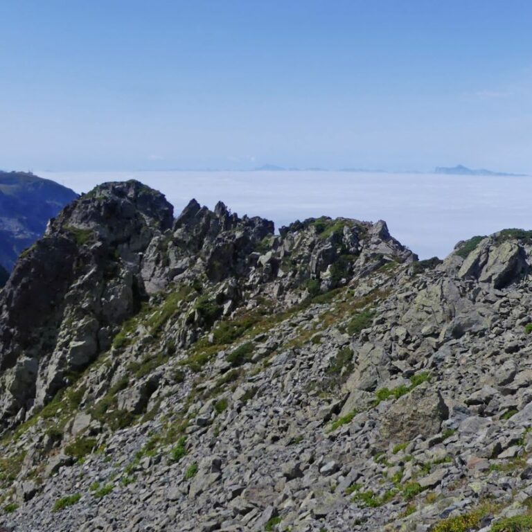 Rando-Belledone-Grand Colon-aout 2024-montée finale dans le chaos rocheux-Club Alpin Ouest Lyonnais