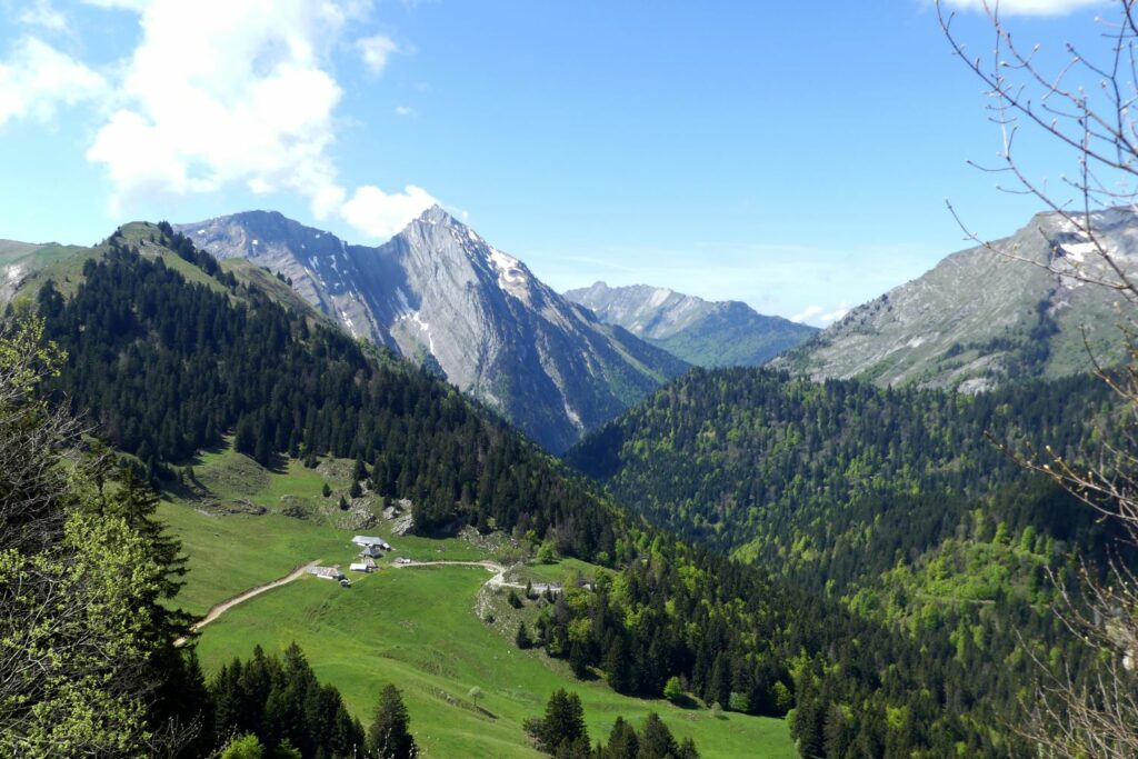 Randonnée pédestre-Beauges-Chaurionde-vue sur Chalets du Haut Four, Pecloz et au fond Adrclusaz-Club alpin ouest Lyonnais