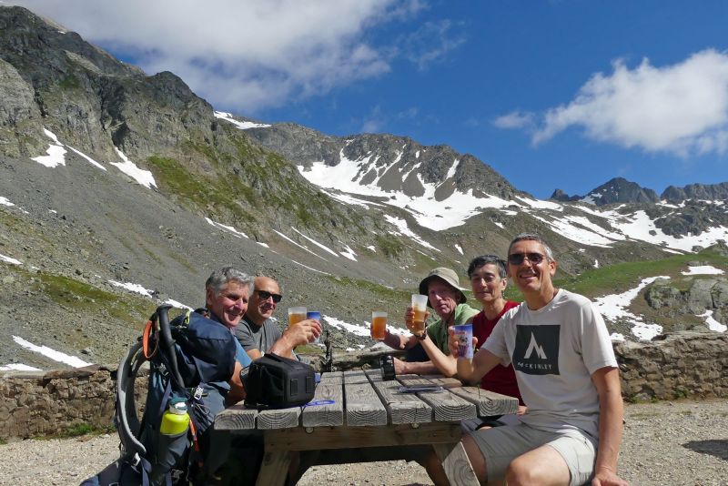 Randonnée pédestre - Instant fraicheur sur la terrasse du refuge de La Pra-club alpin ouest lyonnais-juin 2026-