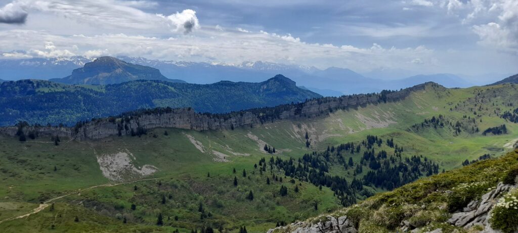Randonnée pédestre-Vercors-rochers d'hurtière depuis le sommet Grande Sure avec au 2° plan la Pinea et Chamechaude-Au fond Belledonne-Club Alpin Ouest Lyonnais Randonnée pédestre- massif de la Chartreuse-Grande Sure-Club Alpin Ouest Lyonnais-les rochers d'Hurtières et Chamechaude