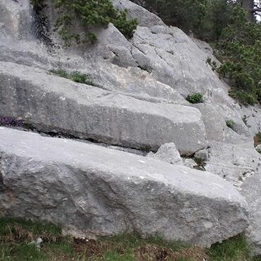 Randonnée pédestre en Vercors-carrières romaines- ébauche de colonne-mai 2026-Club Alpin Ouest Lyonnais