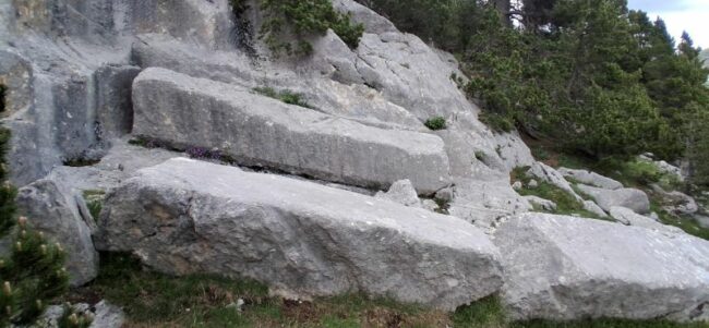 Randonnée pédestre en Vercors-carrières romaines- ébauche de colonne-mai 2026-Club Alpin Ouest Lyonnais