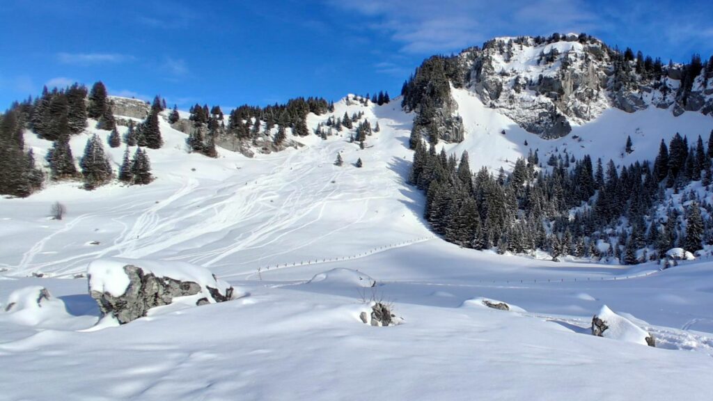 Raquette Glières-le Pas du Loup-A gauche le petit couloir de montée- Janvier 2026-Club Alpin Ouest Lyonnais