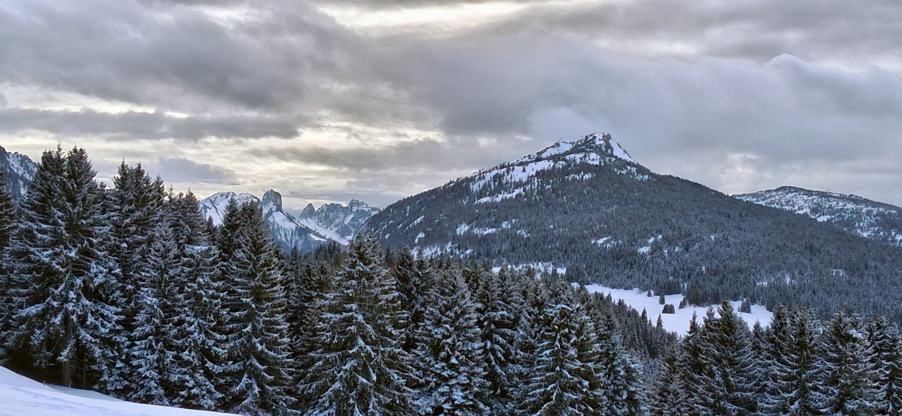 Raquette Glières-vue sur la Tête de l’Arpettaz-Au fond la dent du Cruet et les dents de Lanfon- Janvier 2026-Club Alpin Ouest Lyonnais