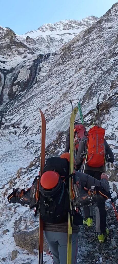 Club Alpin Ouest Lyonnais- Ski de Randonnée dans les écrins. Portage des skis au départ