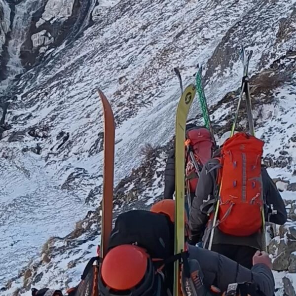 Club Alpin Ouest Lyonnais- Ski de Randonnée dans les écrins. Portage des skis au départ