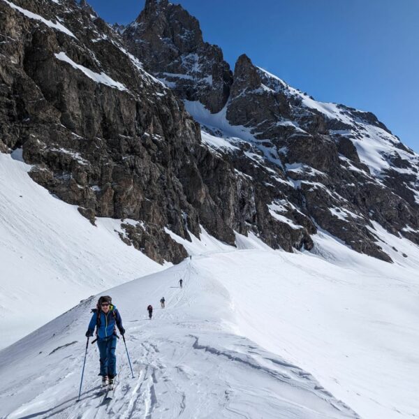 Club Alpin Ouest Lyonnais- Ski de Randonnée dans les écrins. départ matinal
